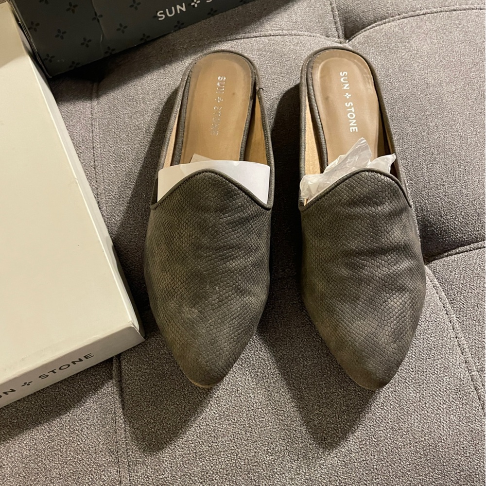 Sun and Stone Gray Lizard print 9.5